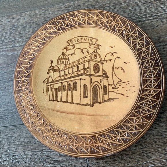Wooden Decorative Plate with Šibenik Design - Picture 2 of 7